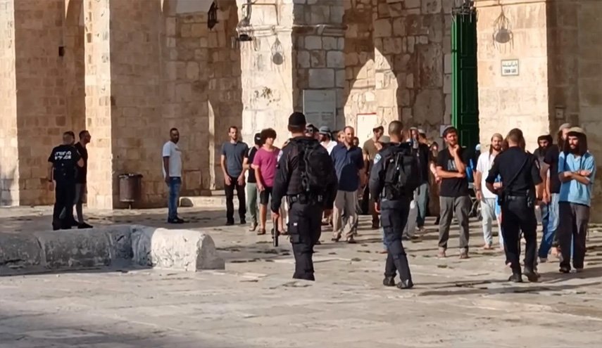 لجان المقاومة الفلسطينية تدين اقتحام الصهاينة للمسجد الأقصى 