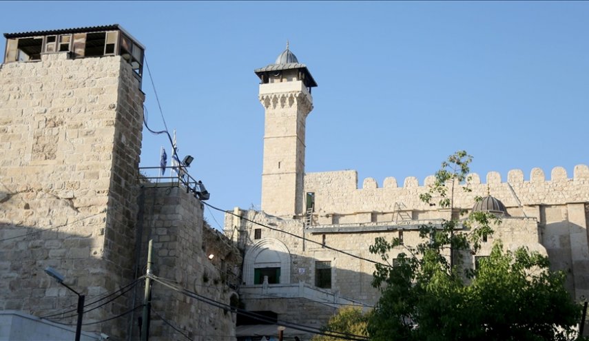 سلطات الاحتلال تغلق لوحات الكهرباء بالمسجد الإبراهيمي في الخليل