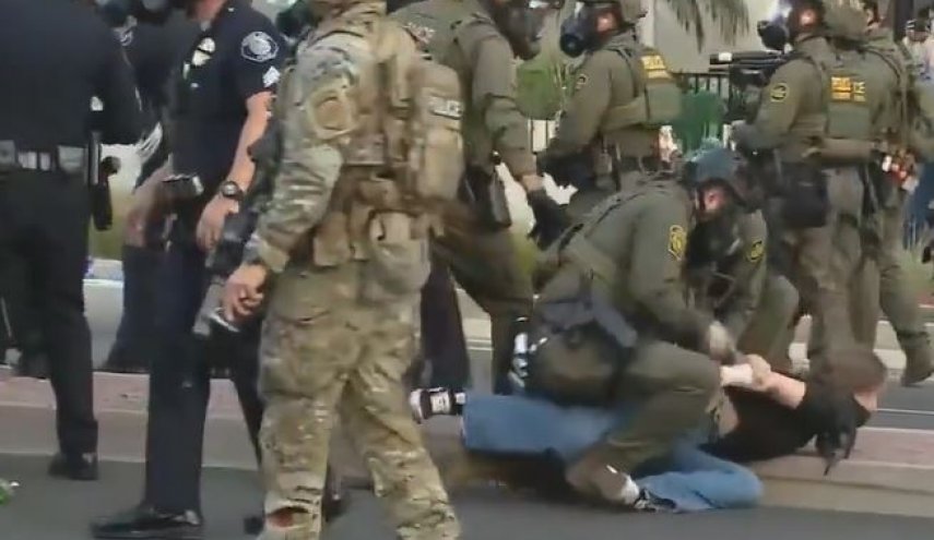 انتقادات لاذعة لقوات الأمن الأمريكية بسبب تعاملها مع امرأة محتجة+فيديو