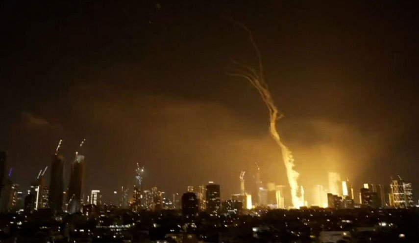 منابع خبری رژیم صهیونیستی: تاسیسات نفتی حیفا هدف موشک‌های ایران قرار گرفت 