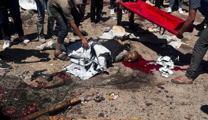 استشهاد 12 فلسطينيًا بينهم 4 أطفال باستهداف سوق شعبي في غزة