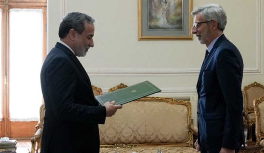 السفير الفرنسي الجديد يقدّم نسخة من أوراق اعتماده إلى عراقجي
