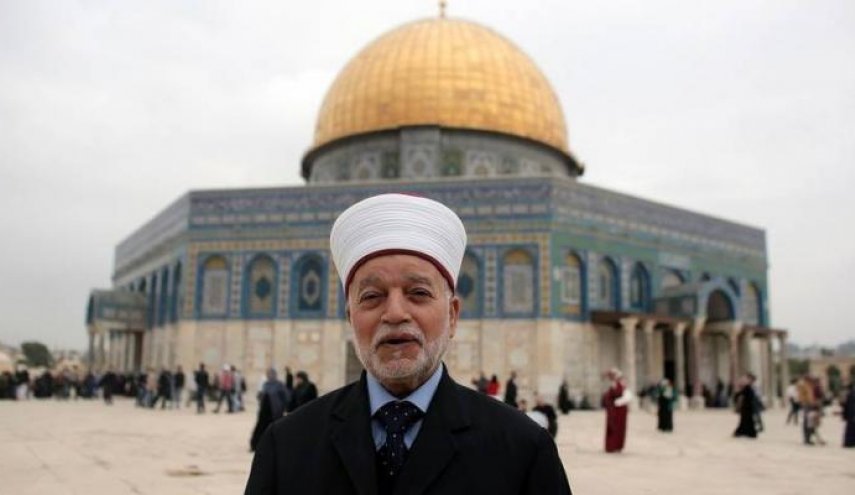 الاحتلال يحتجز مفتي القدس ويبعده عن 'الأقصى' 
