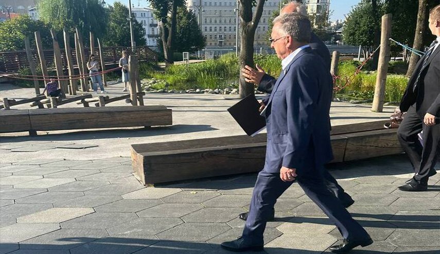 شاهد.. ويتكوف يجول في حديقة قرب الكرملين
