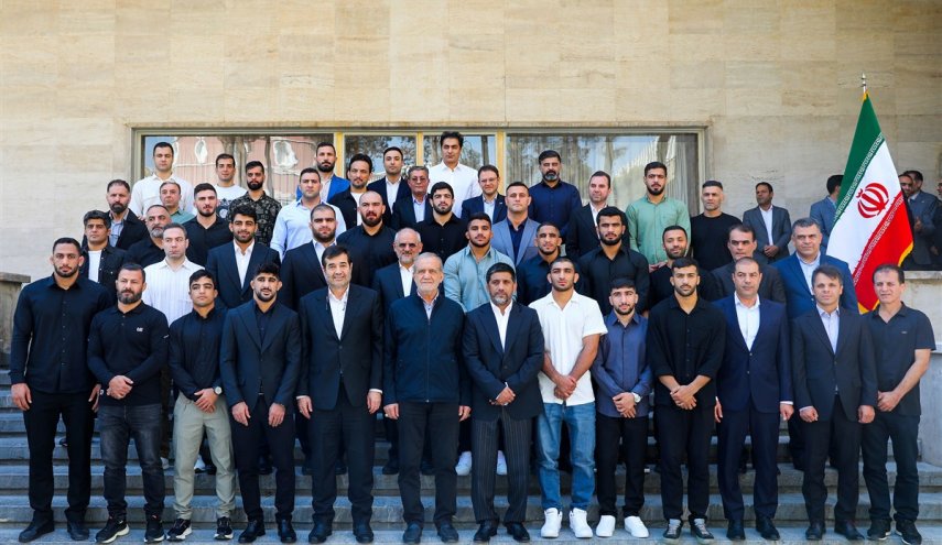 مراسم تجلیل از قهرمانان کشتی توسط رئیس جمهور برگزار شد + عکس
