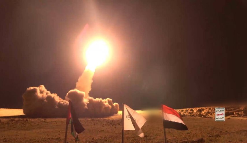 القوات المسلحة اليمنية تستهدف سفينة بصاروخ مجنح 