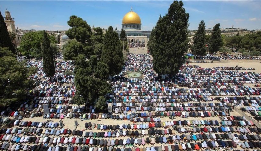 عشرات الآلاف يؤدون صلاة الجمعة في المسجد الأقصى رغم القيود