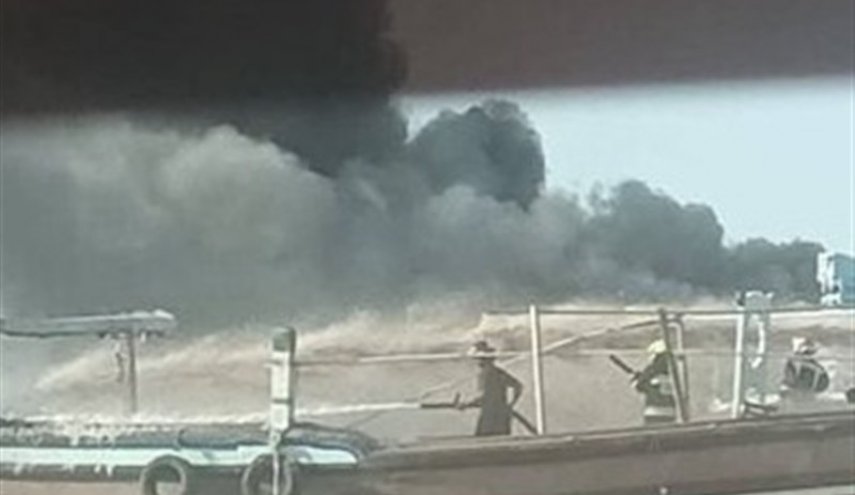 آتش‌سوزی در اسکله بندر دیر؛ 4 لنج تجاری طعمه حریق شدند