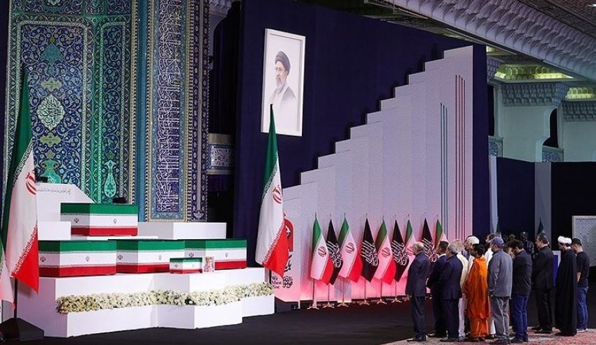 لحظه‌به‌لحظه با ورود سران و مقامات کشورها به تهران و ادای احترام به پیکر «قائد شهید امت»
