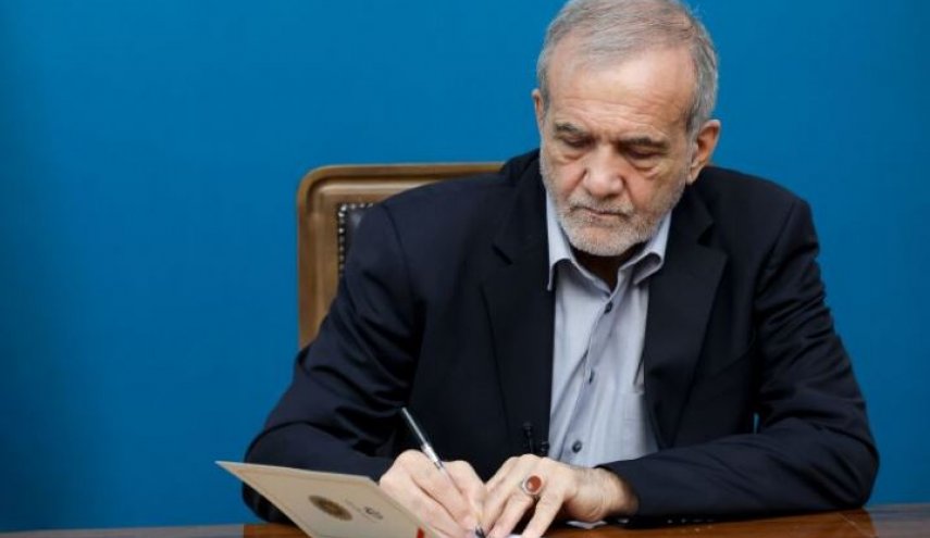 پزشکیان: پرچمی که قائد شهید برای برافراشته ماندنش مجاهدت کرد بر زمین نخواهد ماند