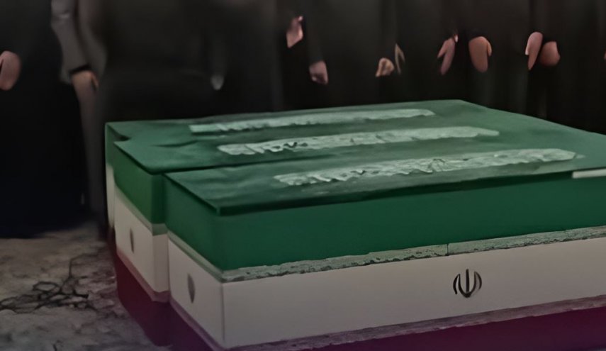 نماز بر پیکر رهبر شهید در حرم امام رضا (ع) به امامت آیت‌الله نوری همدانی اقامه می شود