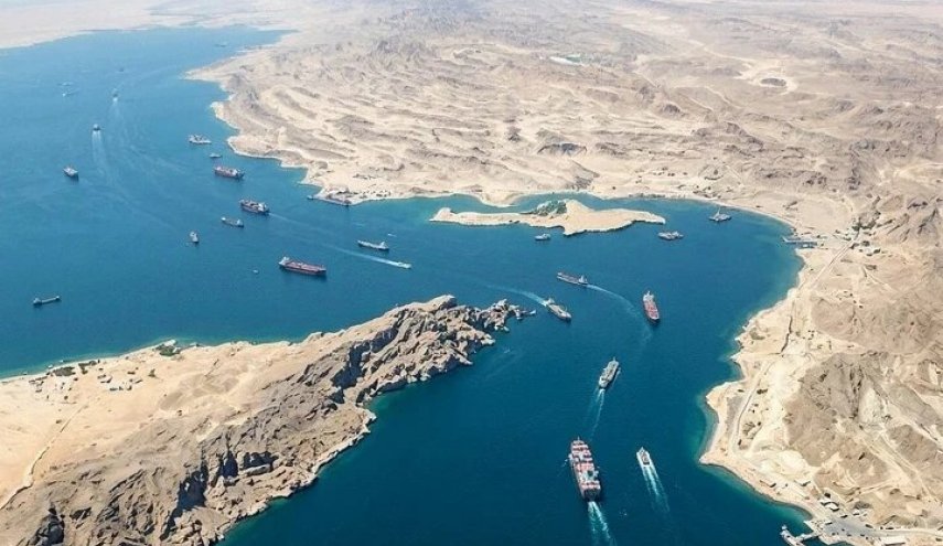 رویترز: یک کشتی باری در تنگه هرمز هدف قرار گرفت