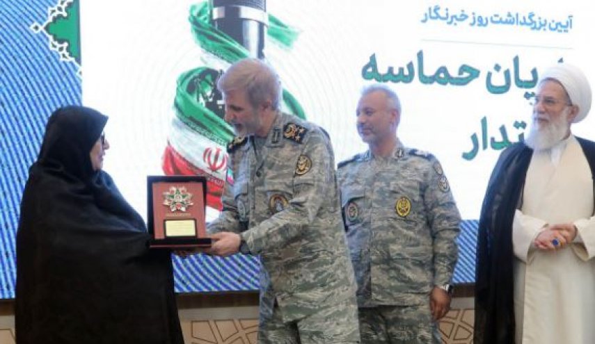 نشان فداکاری به خانواده شهید صحرایی با حضور سرلشکر حاتمی اهدا شد