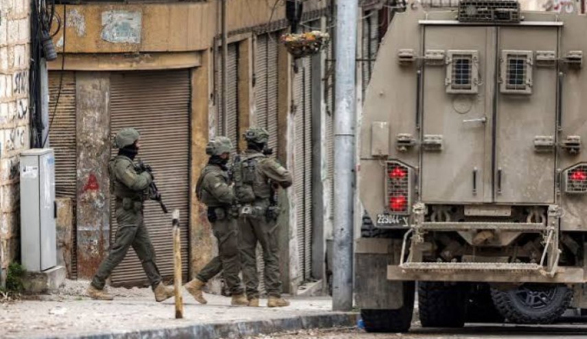 الضفة الغربية: الاحتلال يعتقل طفلاً ويحتجز شابين في رام الله
