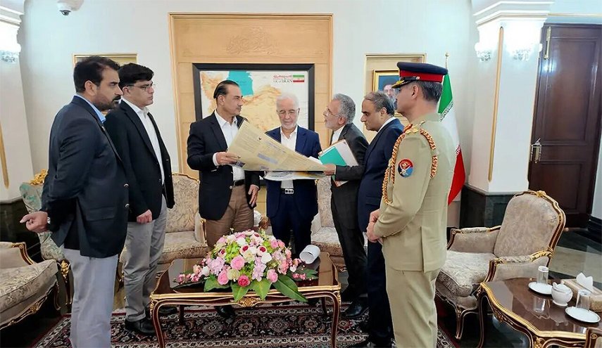 قائد الجيش ووزير الداخلية الباكستانيان يغادران طهران