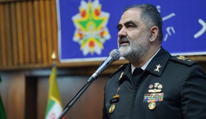 الأدميرال إيراني: البحرية الإيرانية لن تدخر جهدا في الدفاع عن ايران 