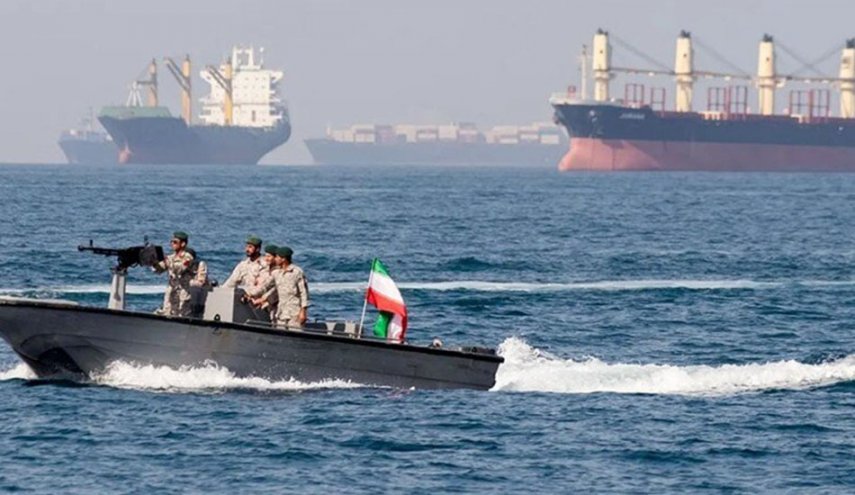 حرس الثورة الإسلامية يعلن استهداف قطع بحرية أمريكية 