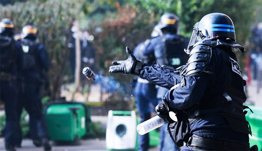منظمات حقوقية: طلاب مراهقون تعرضوا لإصابات بليغة بأسلحة الشرطة المتفجرة والمقذوفات