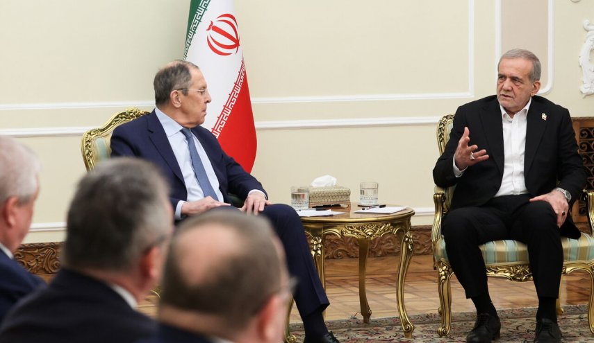 الرئيس الايراني يستقبل لافروف ويبحث معه المستجدات الاقليمية